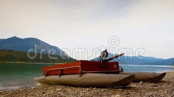时间推移视频在砾石海岸的小船上展开视野在山湖的水中镜面秋水中轻柔的波浪视频的预览图