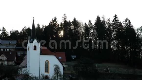 日出山水小村庄的教堂视频的预览图