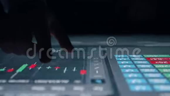 人指示器上的传感器触摸屏感官交互表在黑暗中视频的预览图