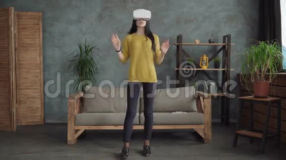 女人正在使用一个VR头戴式显示器视频的预览图