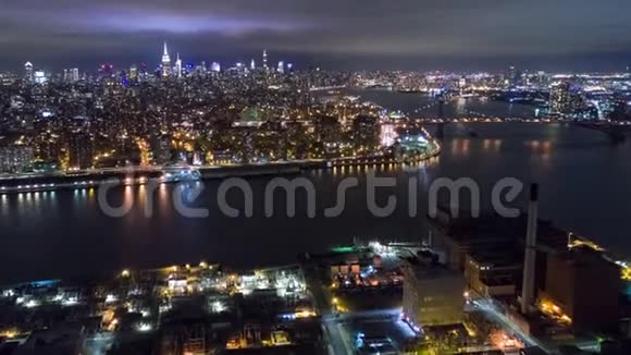 纽约曼哈顿的空中夜景高楼大厦时间推移dronelapse视频的预览图