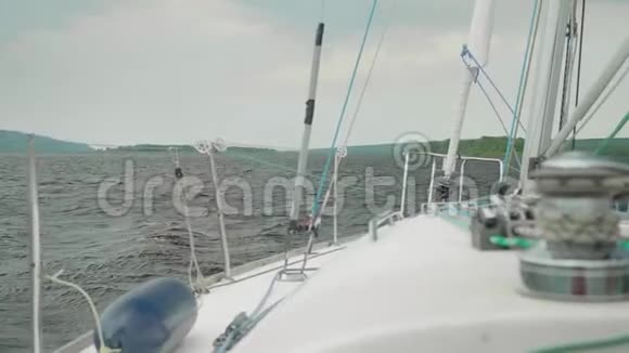 游艇驾驶舱水库波涛汹涌视频的预览图