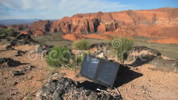 太阳能电池板和电话多利出视频的预览图