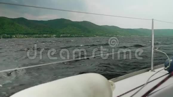 从游艇驾驶舱看水库波涛汹涌的水视频的预览图