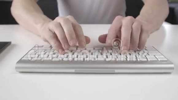 男人在键盘上打字用平板电脑视频的预览图