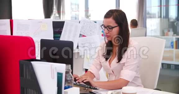 在现代开放式办公室办公的女商人视频的预览图