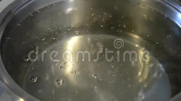 沸腾的水泡视频的预览图