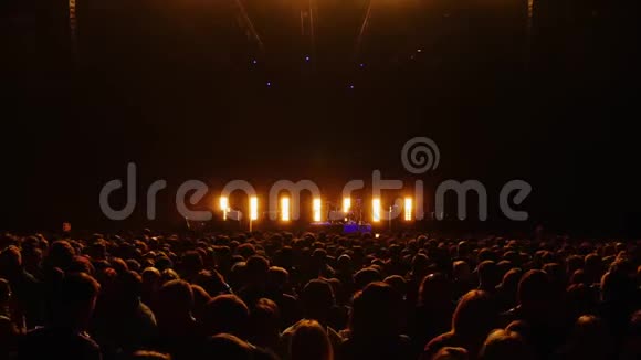 在现场演唱会的舞台前的观众视频的预览图