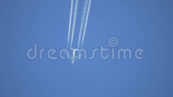 日出时天空中的飞机飞机的轮廓在天空中飞翔一列生活方式的白色火车视频的预览图