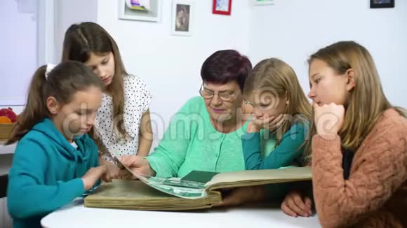 祖母向孙女们展示旧相册视频的预览图