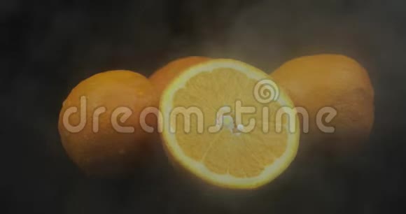 冷冰中的热带水果橙色黑色背景下的雾云视频的预览图