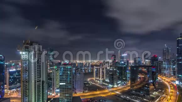 阿拉伯联合酋长国现代迪拜市照明建筑和高交通鸟瞰图视频的预览图