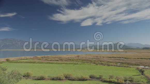 蓝色天空的湖边绿谷夏季景观达利安土耳其4k视频的预览图