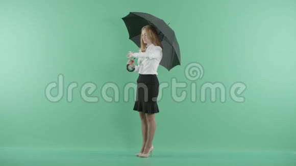 一个女人撑着伞站着视频的预览图