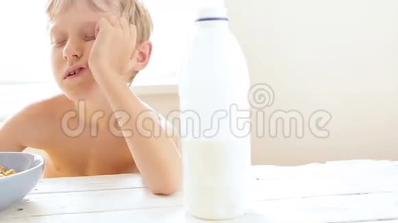 睡梦中的男孩忘记在晨间牛奶里加牛奶视频的预览图