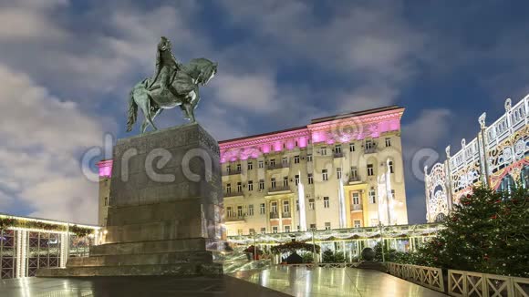 圣诞节和新年假期照明在莫斯科市中心的Tverskaya广场夜间尤里多格鲁基纪念碑视频的预览图