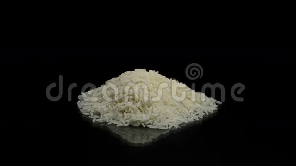巴斯马蒂山谷物米食变成黑色背景视频的预览图