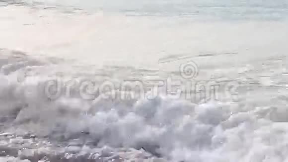 强烈的海浪在鹅卵石的海滩上大浪在夕阳的背景下视频的预览图