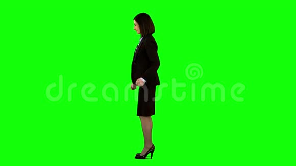 女商人踢着脚指着绿色的屏幕视频的预览图