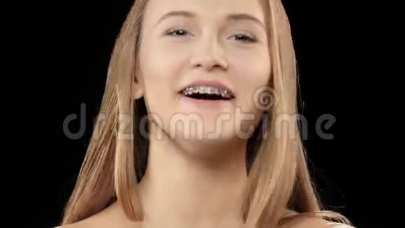 戴着牙套的女人笑着露出笑容黑色视频的预览图
