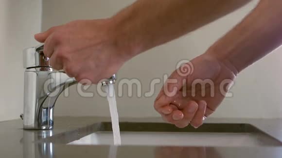 近距离观看一个男人洗手视频的预览图