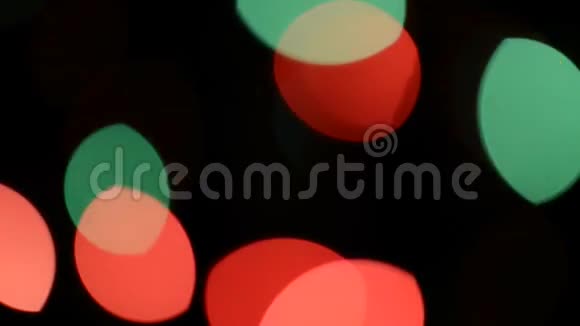 黑色背景上模糊的红色放射状光的踪迹视频的预览图