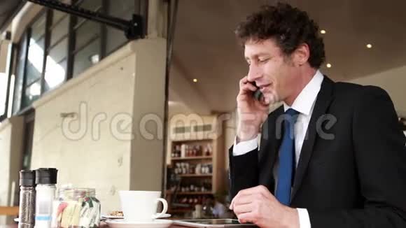 商人结束电话和喝咖啡视频的预览图