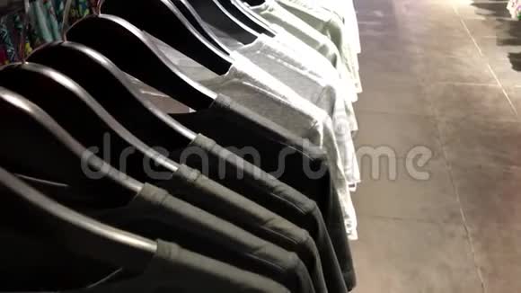 女人的衣服挂在商店里亚洲视频的预览图
