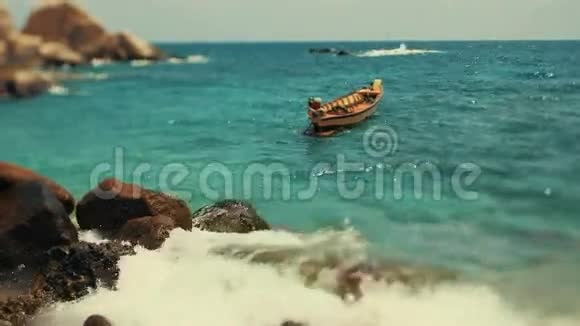 海浪中的船视频的预览图