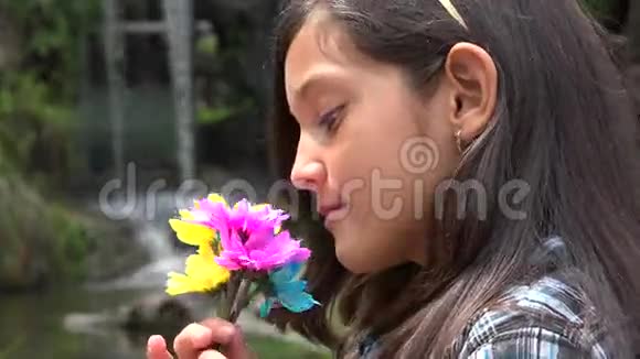 瀑布边微笑的西班牙裔女孩视频的预览图