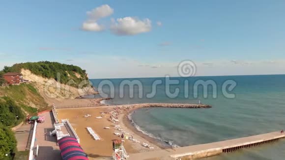 海边的城市海滩夏天空中视频拍摄视频的预览图