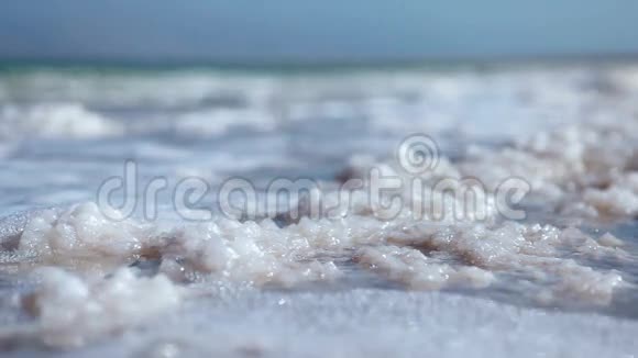 海浪冲刷着大块的海盐视频的预览图