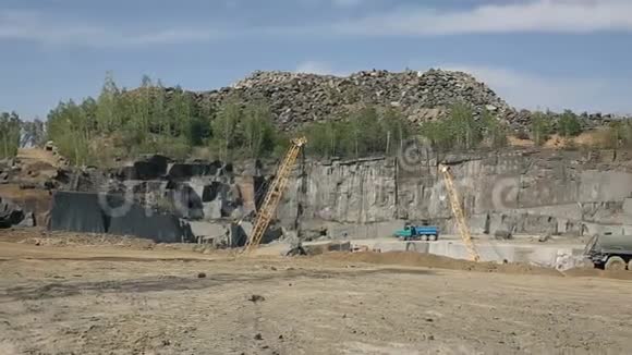 采石场花岗岩的开采视频的预览图