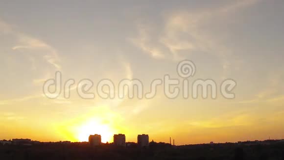 日落在白俄罗斯戈梅尔市上空城市景观点击市中心视频的预览图