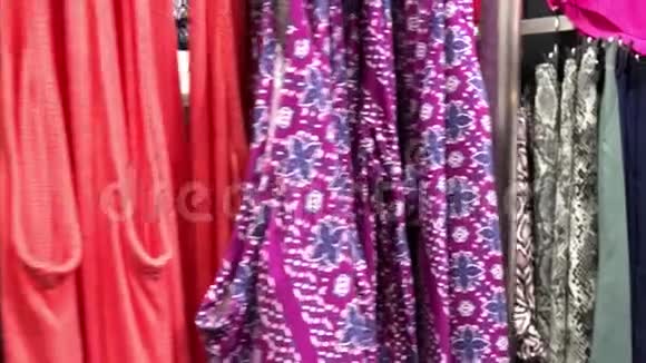 女人的衣服挂在商店里亚洲视频的预览图