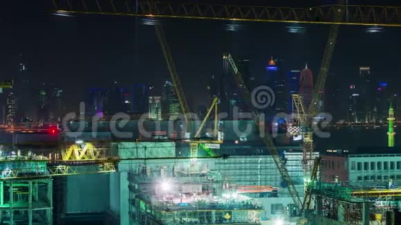 多哈建筑工人skycreaperstimelapse视频起重机移动卡塔尔中东视频的预览图