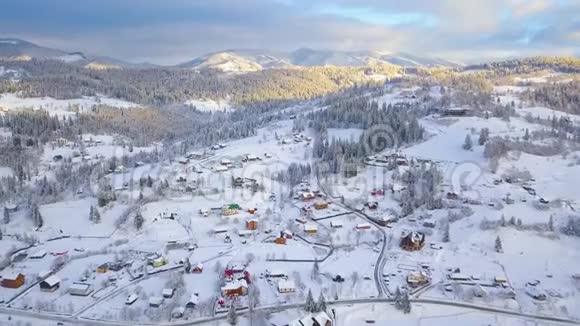 日落时分飞越雪山针叶林晴朗晴朗的霜冻天气视频的预览图