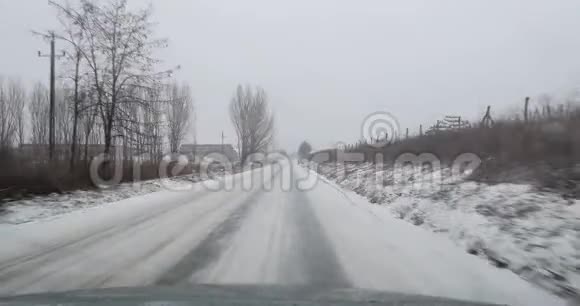 在雪地里开车视频的预览图