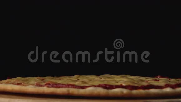 Low一片钟椒片落在披萨上视频的预览图
