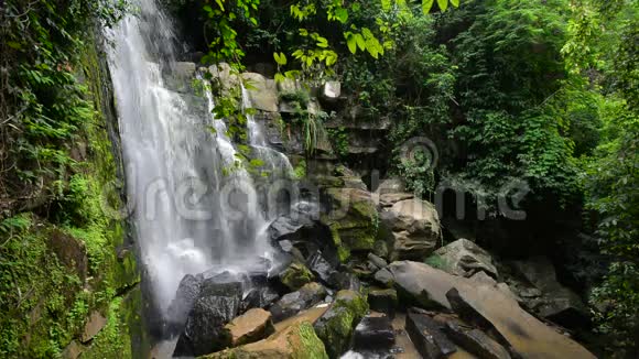 泰国Phitsanulok省的自然旅游景点Paisritong瀑布金竹瀑布视频的预览图