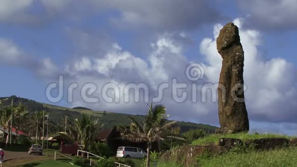 复活节岛莫伊雕像的云彩慢慢地从那里飘过视频的预览图