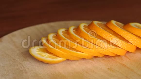 在木桌上切开成熟多汁的水果橙子视频的预览图