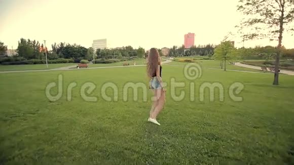 公园里快乐的女人视频的预览图