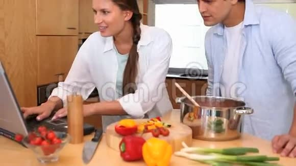 镜头升起显示一对夫妇一起做饭视频的预览图