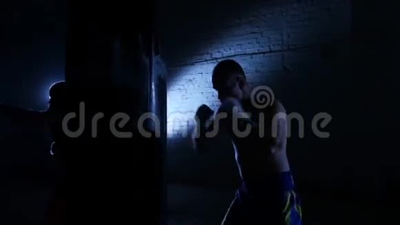 在拳击俱乐部用拳击袋训练慢动作视频的预览图