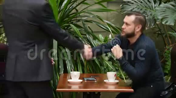 帅哥两个商人在咖啡馆开会视频的预览图
