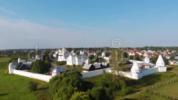 俄罗斯苏兹达尔风景尽收眼底在小河边的西奥多科斯修道院的介入苏兹达尔是著名的视频的预览图