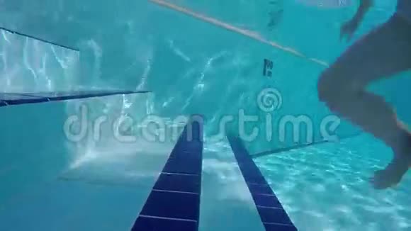 一个女孩从游泳池的楼梯上离开视频的预览图