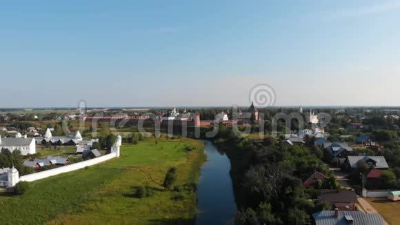 俄罗斯苏兹达尔风景尽收眼底在小河边的西奥多科斯修道院的介入苏兹达尔是著名的视频的预览图