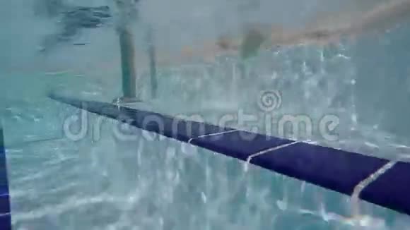 一个女孩走进游泳池的楼梯视频的预览图